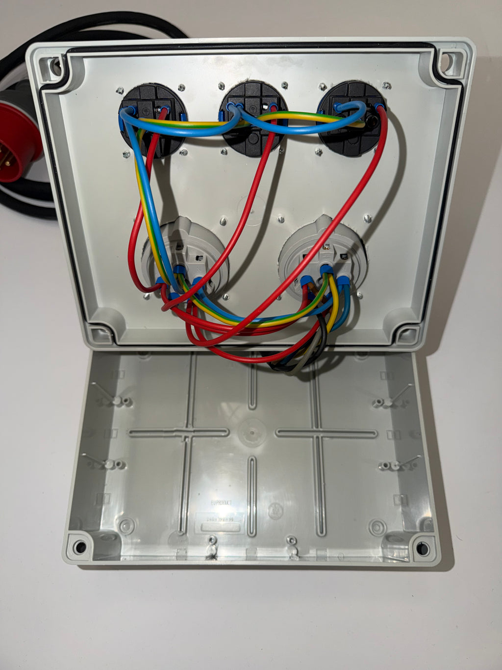 TRIVOLT 16A MULTIBOX – 2× CEE 16A 5P + 3× 230V