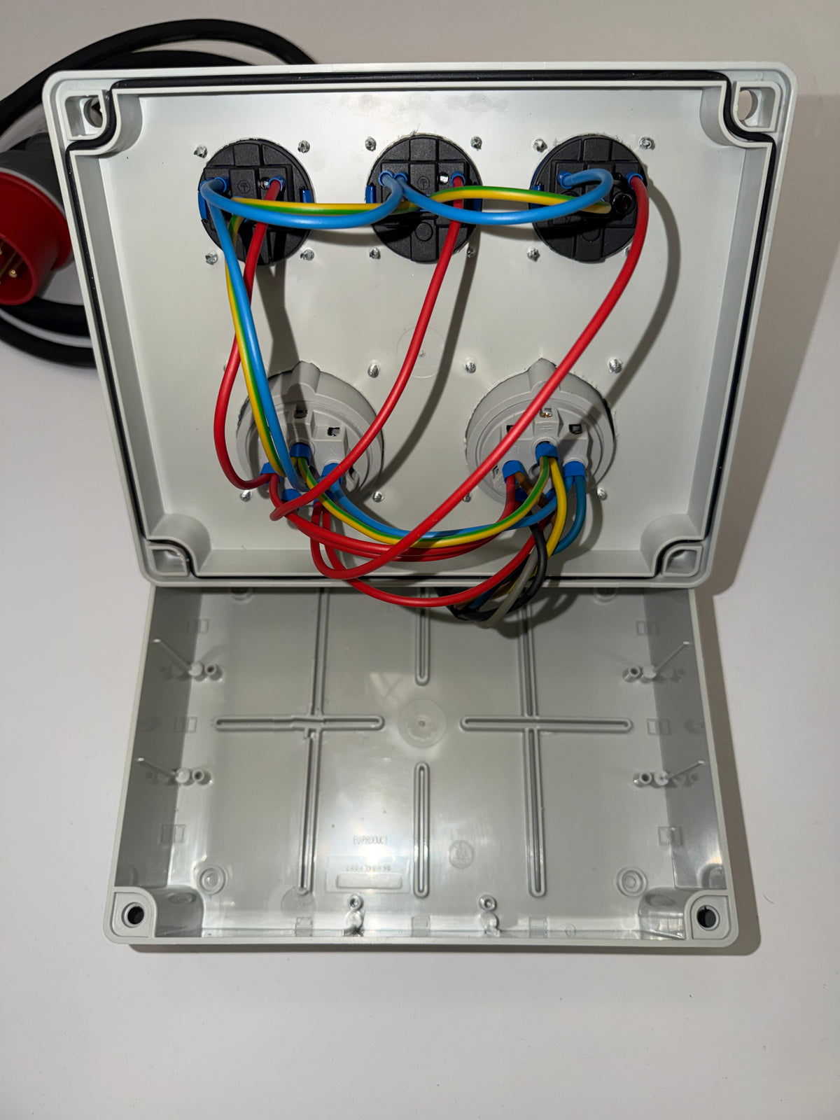 TRIVOLT 16A MULTIBOX – 2× CEE 16A 5P + 3× 230V