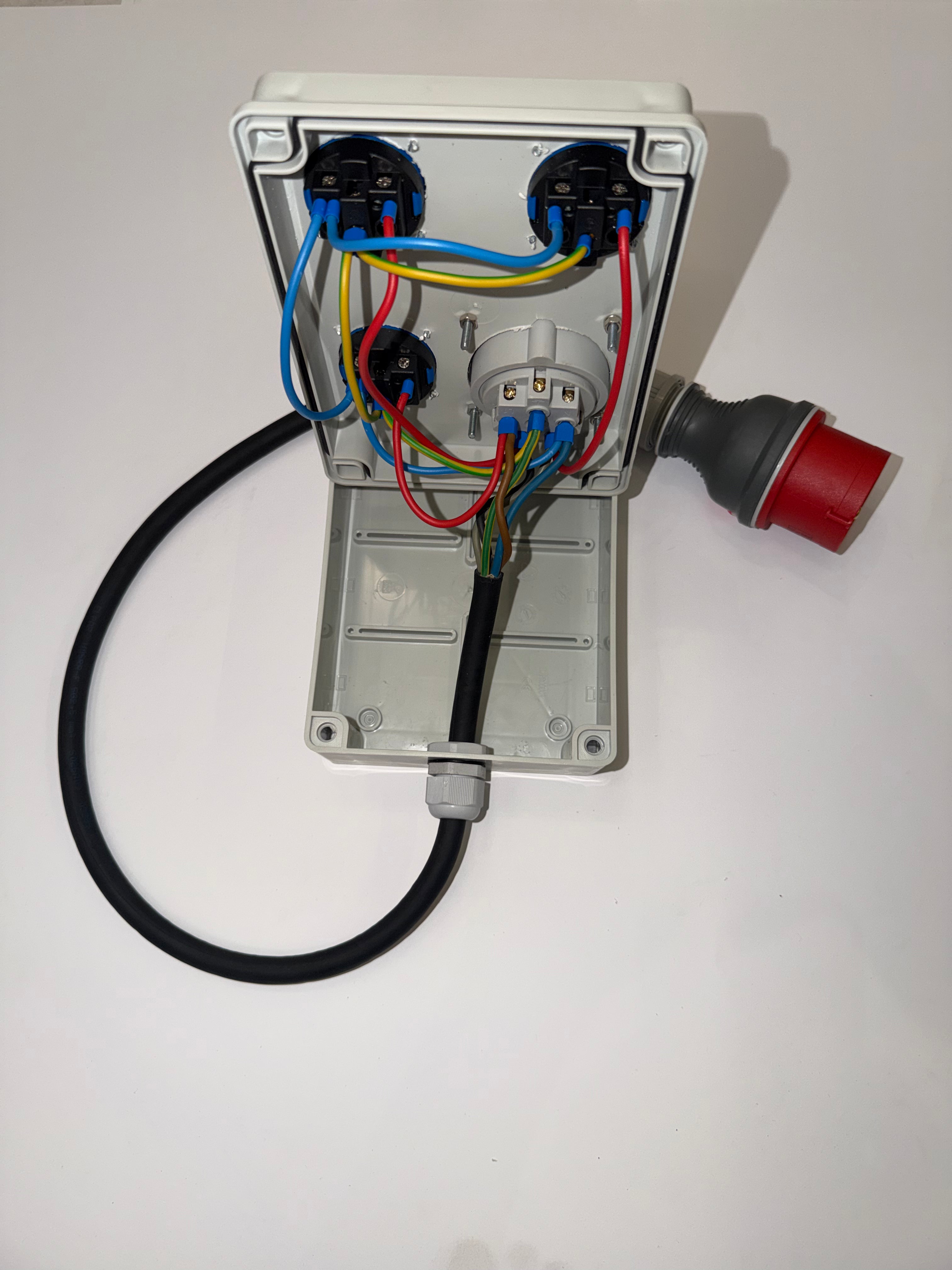 TRIVOLT 16A MULTIBOX – 1× CEE 16A 5P + 3× 230V